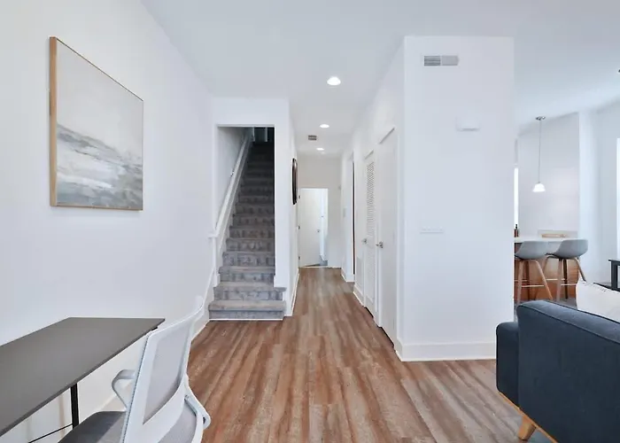 Contemporary Vintage Near Downtown Holiday home