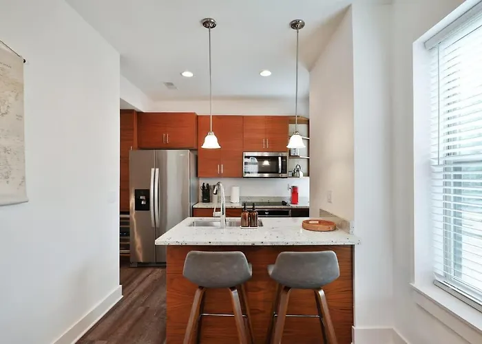 Contemporary Vintage Near Downtown Holiday home