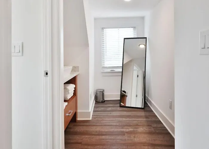Contemporary Vintage Near Downtown Holiday home