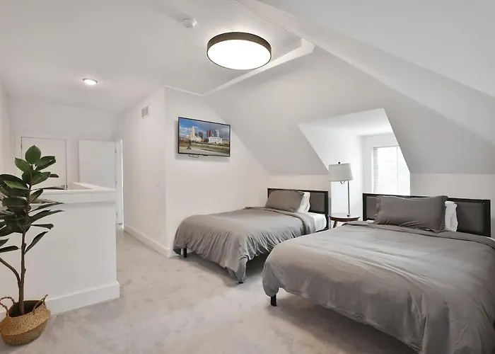 Contemporary Vintage Near Downtown Holiday home