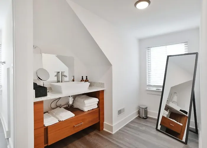 Contemporary Vintage Near Downtown Holiday home *