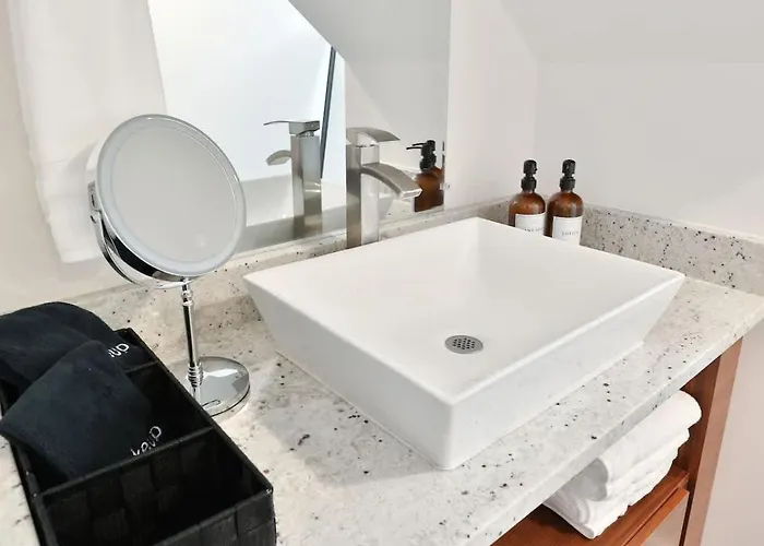 Contemporary Vintage Near Downtown Holiday home